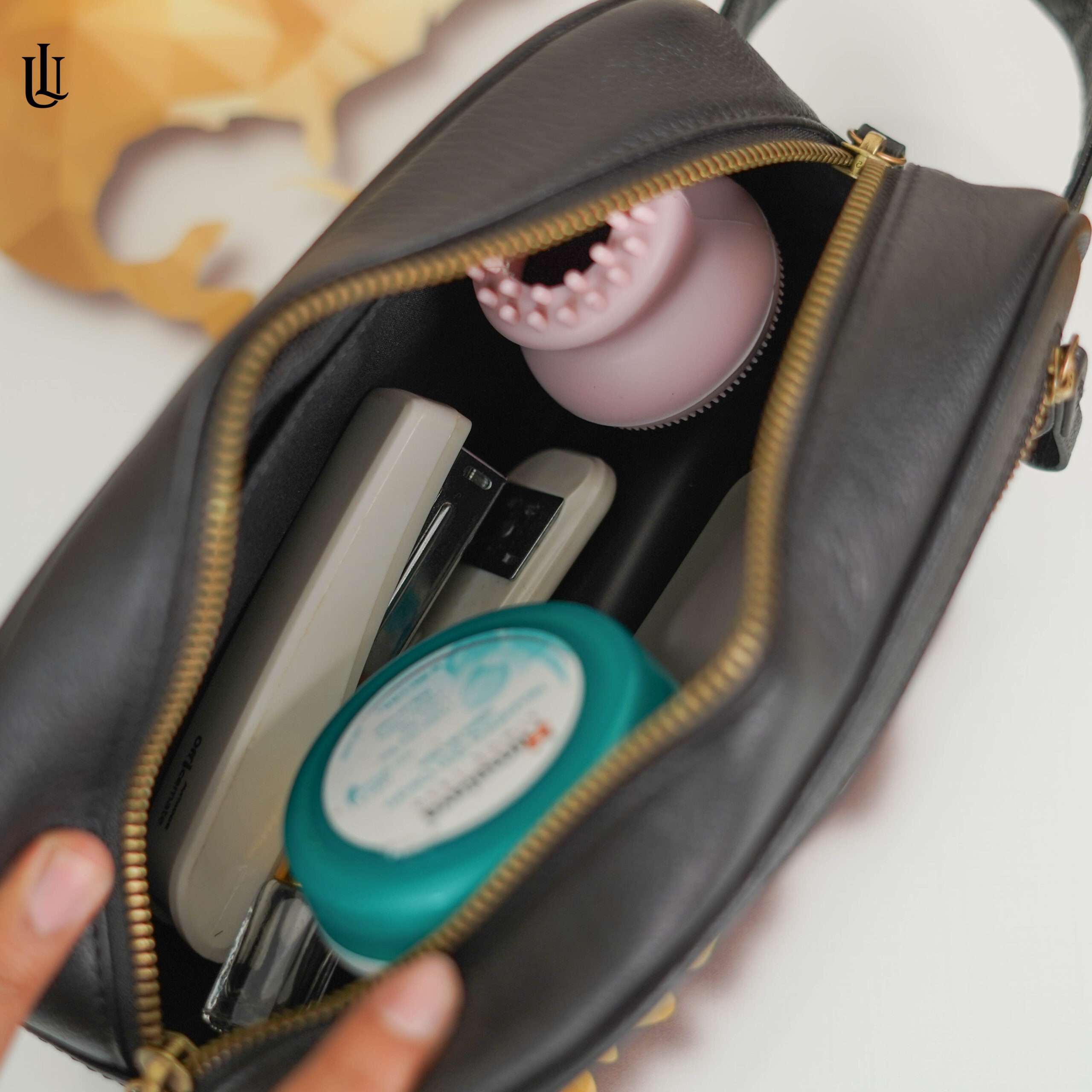 Hong Pouch Bag - Black Leather